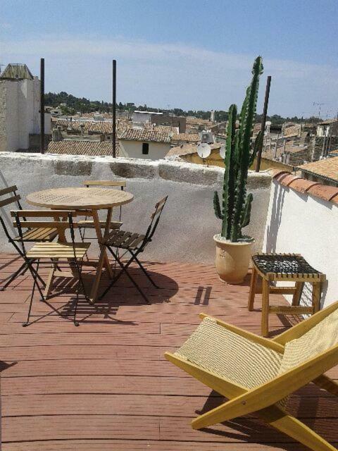 Appartement Avec Terrasse Panoramique Au Coeur De Nimes Exterior foto